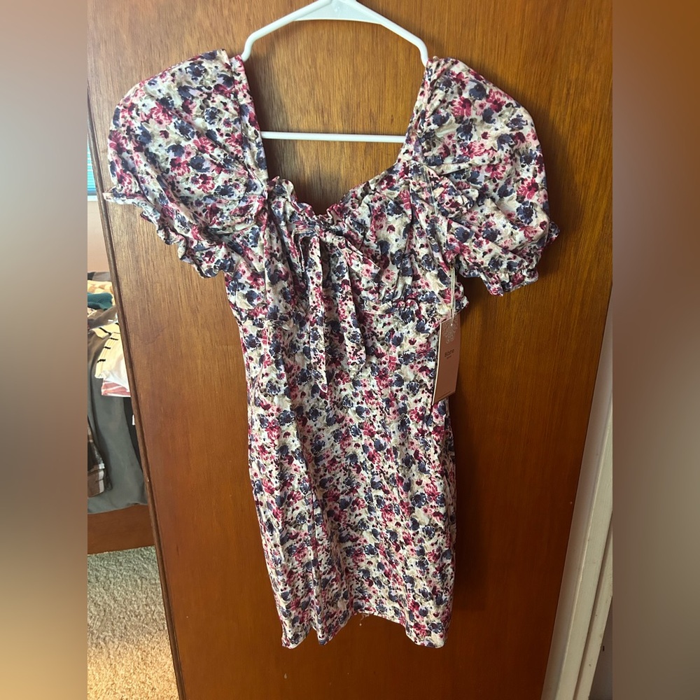 Floral print mini dress, slim fit with puffy sleeves.